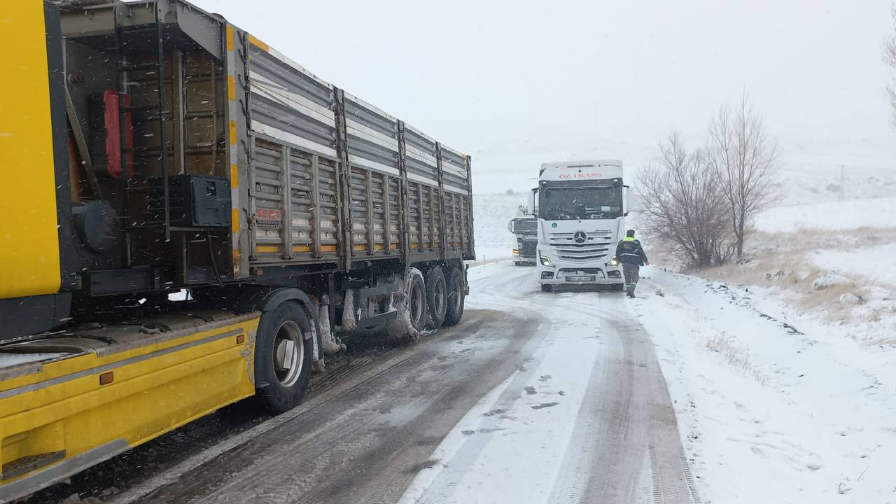 Ankara Akyurt’ta Buz Tutan Yollar Kazaya Yol Açtı