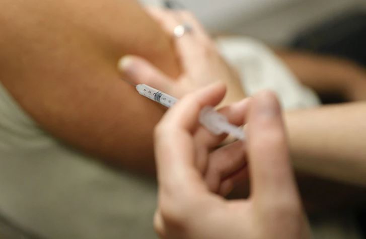 Kendi kendini kopyalayan RNA aşısı ilk kez tam onay aldı: Sırada ne var?