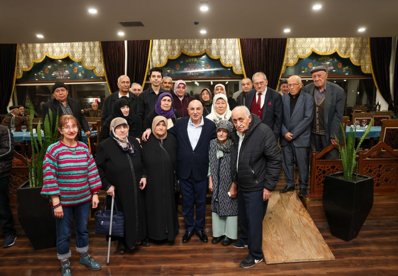 Başkan Altınok'tan yeni yılda anlamlı ziyaret! Huzurevi sakinlerini yine unutmadı!