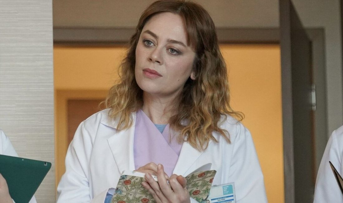 Dizi setinde Demet Evgar