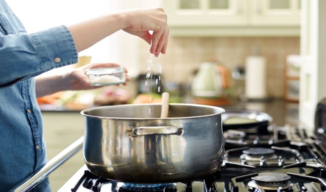 Yemeklere kaşık kaşık atılıyor: O hastalığa zemin hazırlıyor Diyet Uzmanı Ege Ramadanoğlu,