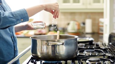 Yemeklere kaşık kaşık atılıyor: O hastalığa zemin hazırlıyor