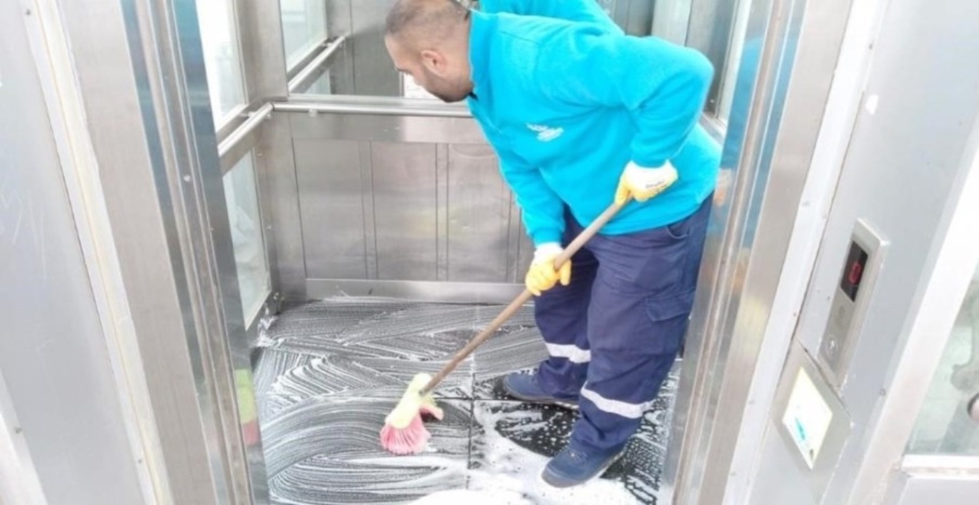 Asansöre tuvaletini yapan adamın görüntüsü yok artık dedirtti