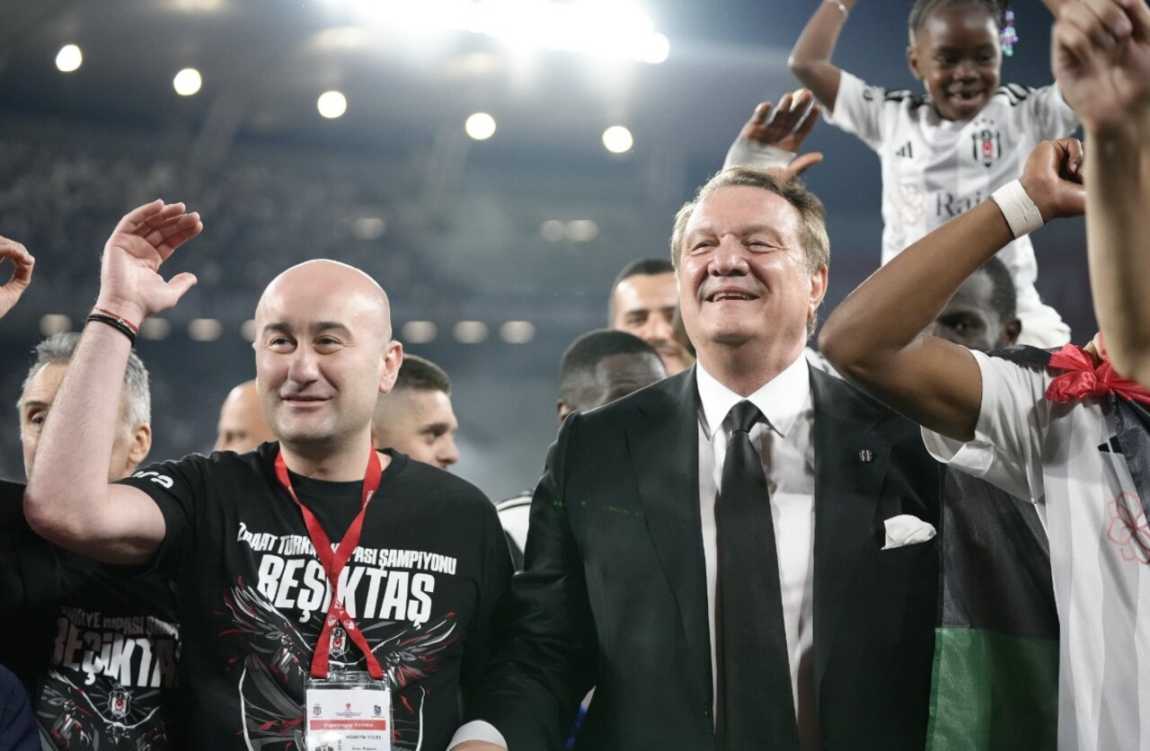 Beşiktaş başkanı Hasan Arat, kupa finali öncesi tribünü terk etti!