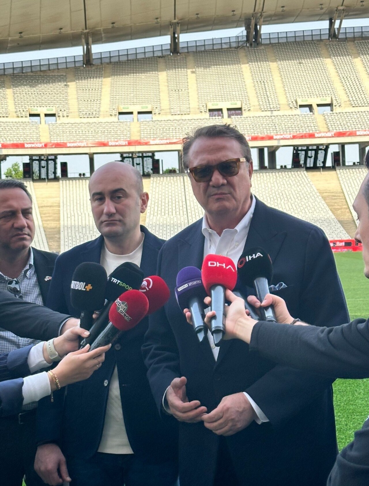 Beşiktaş başkanı Hasan Arat, kupa finali öncesi tribünü terk etti!